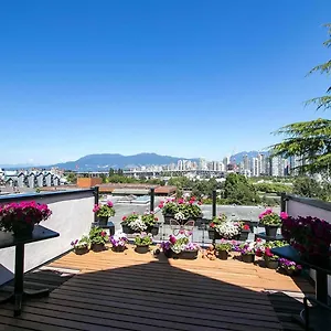Apartment Stunning Skyline Views From A Cozy