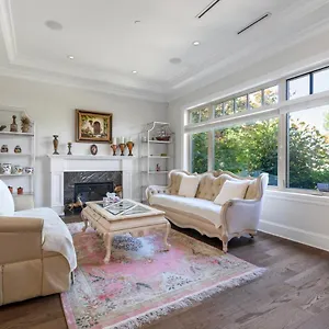 Holiday home Elegant Spacious Retreat Modern Amenitie